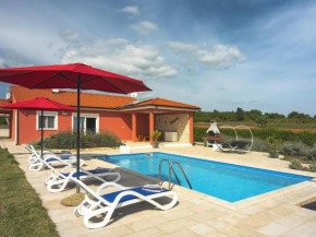 Villa with pool 1 km from the beach